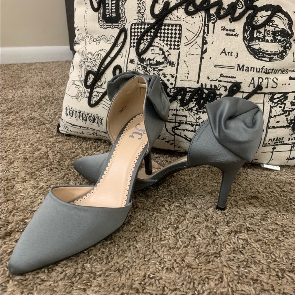 Gorgeous gray satin bow heels 👠
